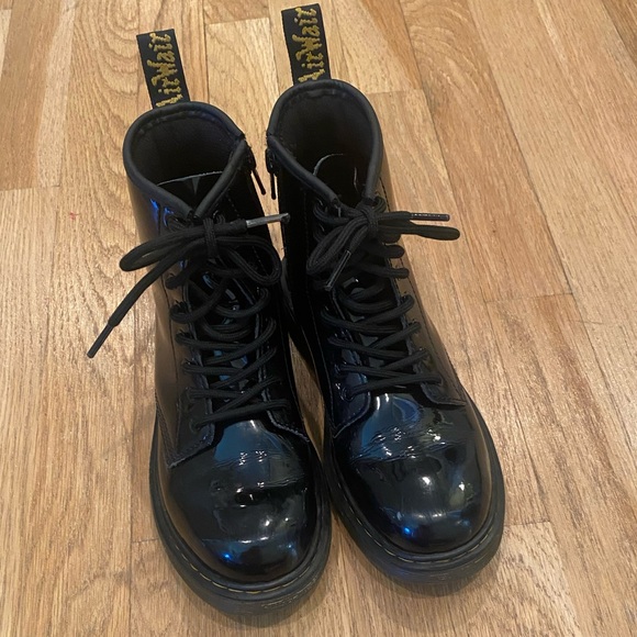 Dr. Martens Patent Lamper Kids Boots - Picture 9 of 12